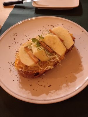 La tostada de queso con manzana es para repetir una y otra vez at CactusCat Bar in Barcelona