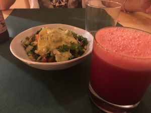 Ensalada y zumo del día at CactusCat Bar in Barcelona