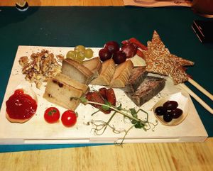 Tabla de queso vegano 🤤 at CactusCat Bar in Barcelona