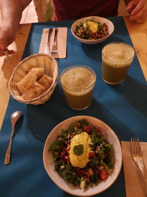 Ensalada con salsa de mango at CactusCat Bar in Barcelona