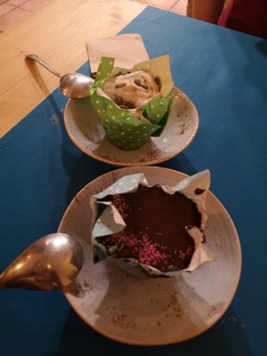 Mousse de chocolate y carrot cake, totalmente 0 azúcares y gluten free at CactusCat Bar in Barcelona