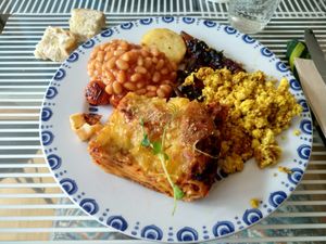 All day breakfast y lasaña at CactusCat Bar in Barcelona