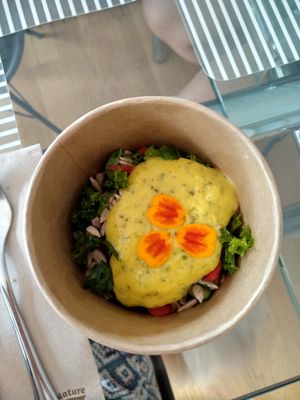 Ensalada que viene con la lasaña at CactusCat Bar in Barcelona