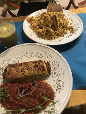 sausage roll y bocadillo de tofu y salchichas (arriba) muy buenas las dos, el sausage roll parece carne at CactusCat Bar in Barcelona