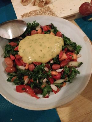 Ensalada con salsa de mango at CactusCat Bar in Barcelona