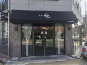 Entrance  at Laluna Cafe in Gunsan
