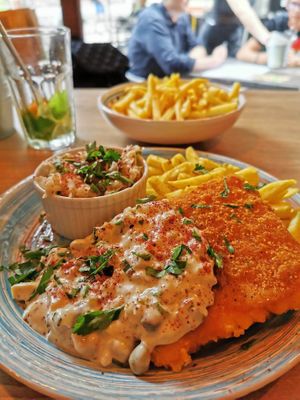 Smażony wegański ser, sos tatarski, coleslaw i frytki at Falla in Slupsk