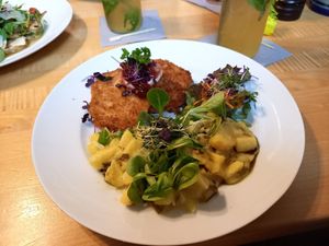 Veganes Schnitzel mit Kartoffelsalat at Oskar in Bayreuth