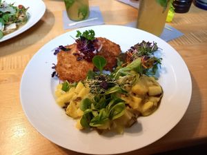 Veganes Schnitzel mit Kartoffelsalat at Oskar in Bayreuth