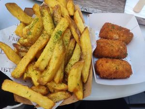 Fries and vegan croquettes at Friet Elite in Maastricht
