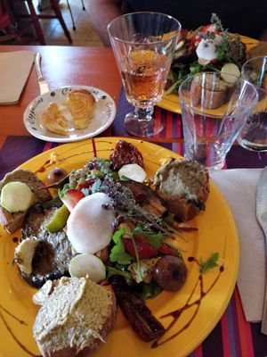 Vegan salat at L'Amandier Rose in Bargeme