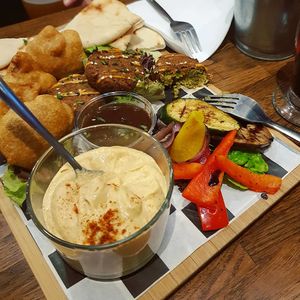 Vegan płatne with hummus, samosa, grilled and pakora vegetables, falafel and pita - delicious food and variety range of craft beers, coffee avaliable.  at Hoppiness Beer & Food in Warsaw