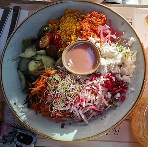 Rainbow bowl met vegan feta  at Luna in Stein