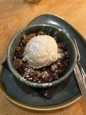 crumble rood fruit  at Luna in Stein