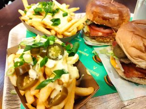 Hamburguesas de no pollo crujiente, chili burguer y patatas con queso at Vedang - green burger | Mall of Berlin in Berlin