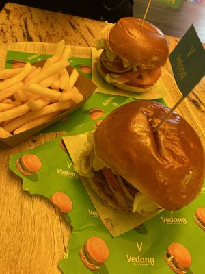 Cheesy Burger and Beyonc Burger #Veganuary at Vedang - green burger | Mall of Berlin in Berlin