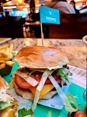 BBQ with Bacon and Cheese at Vedang - green burger | Mall of Berlin in Berlin