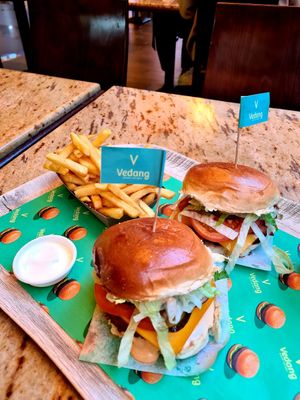 Classic Cheese, BBQ and fries at Vedang - green burger | Mall of Berlin in Berlin