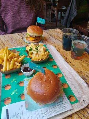 Burgers, fries, cheese fries at Vedang - green burger | Mall of Berlin in Berlin
