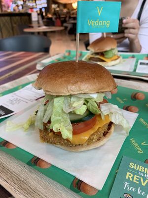 vegan chicken burger   at Vedang - green burger | Mall of Berlin in Berlin