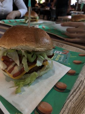 burger mit vegan cheese und bacon  at Vedang - green burger | Mall of Berlin in Berlin