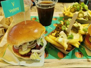 Chiliburger with fries at Vedang - green burger | Mall of Berlin in Berlin