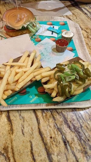 Chickenburger, Pommes und Chilli Cheese Fries at Vedang - green burger | Mall of Berlin in Berlin
