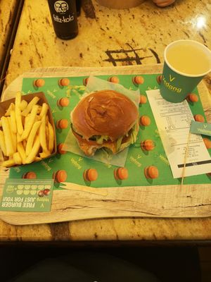 Angry Chick Burger mit Pommes at Vedang - green burger | Mall of Berlin in Berlin