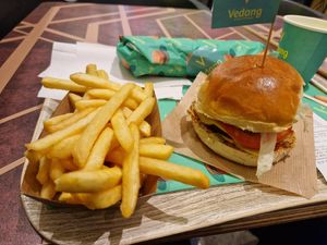 Fries, Cheezyburger at Vedang - green burger | Mall of Berlin in Berlin