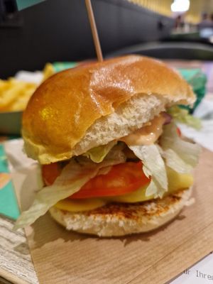 Cheezyburger at Vedang - green burger | Mall of Berlin in Berlin