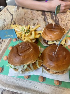 Cheesy fries, smash beyond burger, cheeseburger and crispy chicken burger  at Vedang - green burger | Mall of Berlin in Berlin