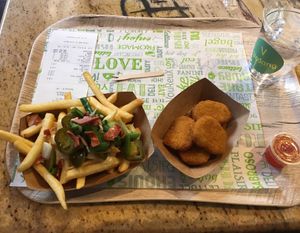 Chili cheese fries with bacon, nuggets, and angry sauce at Vedang - green burger | Mall of Berlin in Berlin