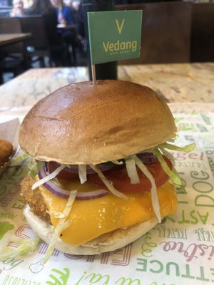 Chicken burger at Vedang - green burger | Mall of Berlin in Berlin