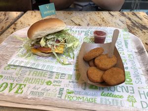 Chili cheeseburgers and nuggets  at Vedang - green burger | Mall of Berlin in Berlin