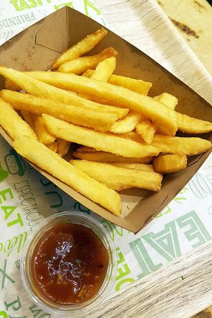 French fries with sauce "Hot Chili" at Vedang - green burger | Mall of Berlin in Berlin