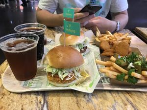 Crispy chicken burger and cheese burger at Vedang - green burger | Mall of Berlin in Berlin