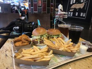 Vedang plant burger, impossible burger, angry chicken burger and chicken nuggets at Vedang - green burger | Mall of Berlin in Berlin
