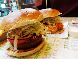 Beyond burguer and chicken burguer at Vedang - green burger | Mall of Berlin in Berlin