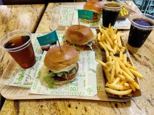 Patatas fritas, hamburguesas de "no-pollo" y barbacoa, Cocacola y ice-tea edulcoradas con stevia at Vedang - green burger | Mall of Berlin in Berlin