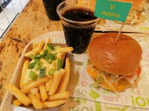 Menú 2 - hamburguesa con queso, patatas con salsa de queso y bebida, cola edulcorada con stevia at Vedang - green burger | Mall of Berlin in Berlin