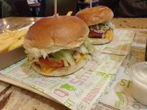 Barbecueburger, dahinter Cheeseburger at Vedang - green burger | Mall of Berlin in Berlin