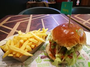 Chick Burger mit Pommes  at Vedang - green burger | Mall of Berlin in Berlin