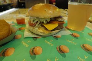 beyond burger with extra cheese, nuggets and lemonade at Vedang - green burger | Mall of Berlin in Berlin