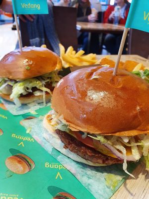 Barbecue burger with "hamburger" patty and "bacon" / Beyond burger in the background at Vedang - green burger | Mall of Berlin in Berlin