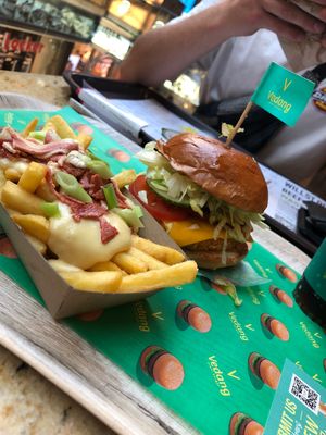Chilli cheese Fries mit Bacon und der Chickenburger  at Vedang - green burger | Mall of Berlin in Berlin