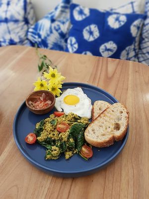 Balinese Scrambled Tofu 
toasted sourdough, curry-marinated tofu, sautéed spinach & tomato, sambal matah

GF bread option available at Dharma Coffee Canggu in Canggu