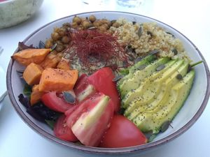 Veggie bowl (veganized) at Bar Hola Flora in Burgos