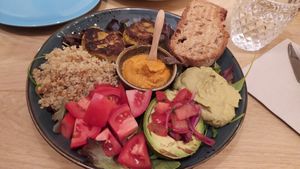 Plato del menú al gusto (base de mezclum, tomate, quinoa, falafel, aguacate brasa, hummus) at Bar Hola Flora in Burgos