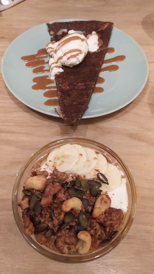 Crepe de trigo sarraceno y yogur con granola at Bar Hola Flora in Burgos