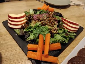 Regular & beetroot hummus with crudités at Bar Hola Flora in Burgos
